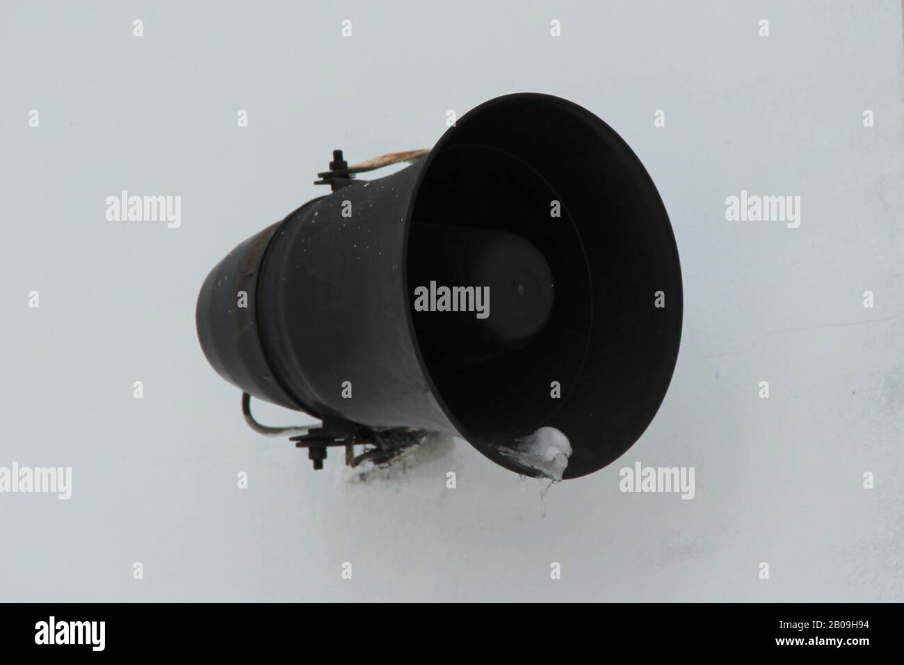 Nuovo altoparlante collegato alla parete della casa. Stock foto per il web e stampa con spazio vuoto per il testo. Foto Stock