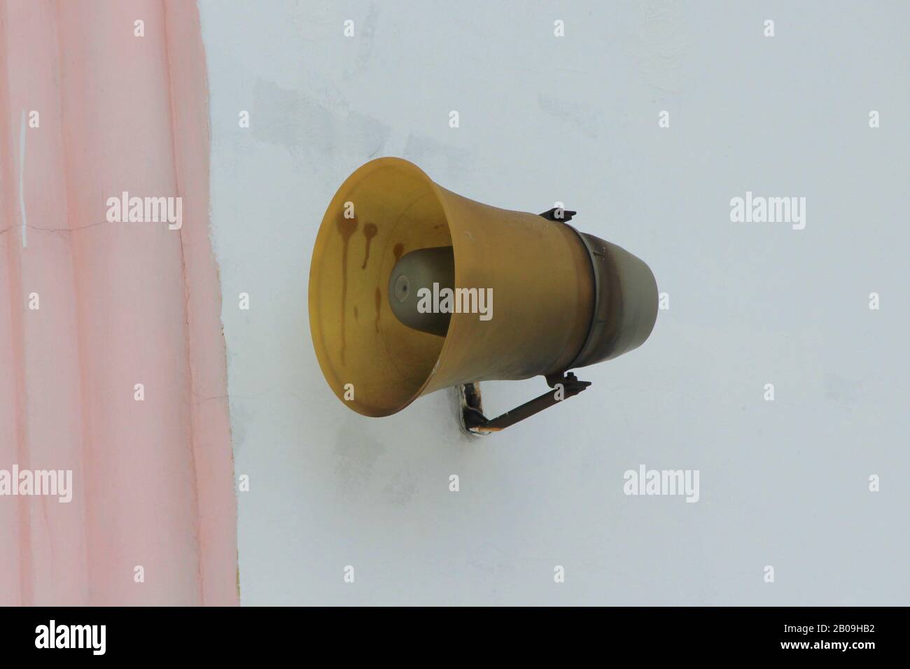 Vecchio altoparlante di strada attaccato al muro della casa. Stock foto per il web e stampa con spazio vuoto per il testo. Foto Stock