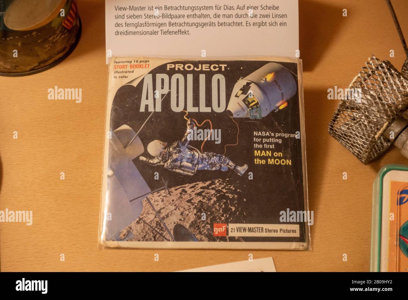 Un opuscolo di storia "progetto Apollo" nel Museo delle Comunicazioni (parte del Museo dei Trasporti di Norimberga), Norimberga, Germania. Foto Stock