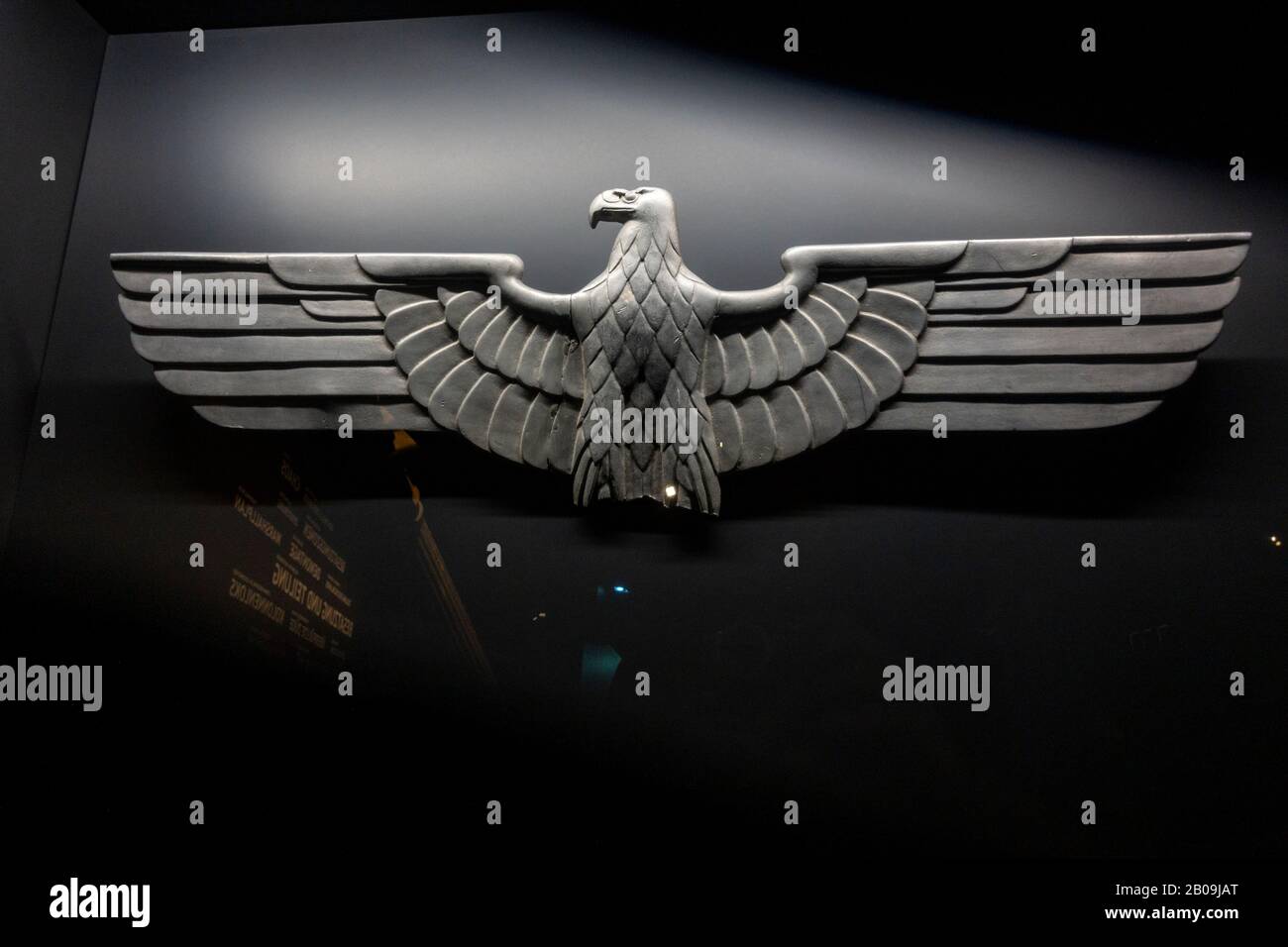 Un treno danneggiato Deutsche Bahn Imperial Eagle emblema (Swastika mancante) 1933-45, Norimberga Trasporti Museo, Norimberga, Germania. Foto Stock