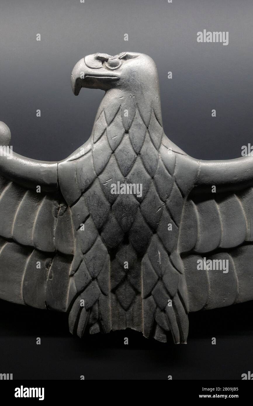 Un treno danneggiato Deutsche Bahn Imperial Eagle emblema (Swastika mancante) 1933-45, Norimberga Trasporti Museo, Norimberga, Germania. Foto Stock