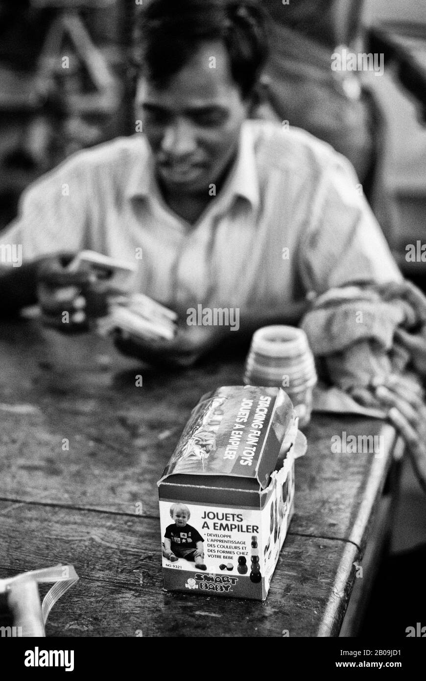 Kumar, uno dei bambini con paralisi Cerebrale, gioca con alcuni giocattoli alla associazione Dei Genitori Di Persone con paralisi Cerebrale e disturbi Associati (PAPCP) a Bangalore, India. 21 Gennaio 2009. Una di una serie di immagini della storia della foto Paralisi Cerebrale, di Ayush Ranka. Foto Stock