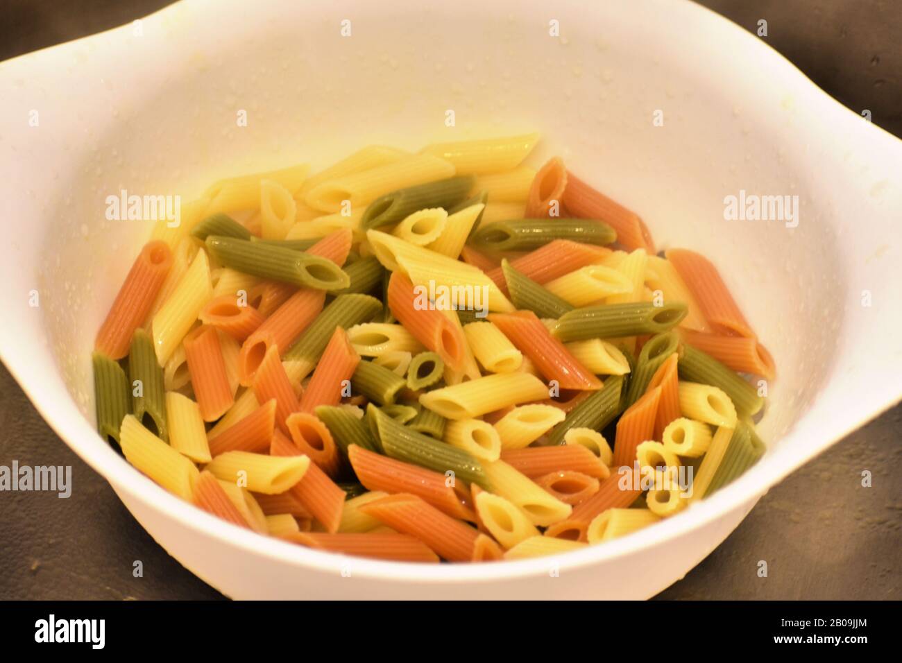ottimo piatto di pasta a penne a tre colori Foto Stock