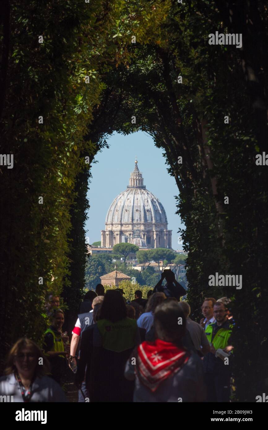 Roma, Italia - Ott 03, 2018: una particolare vista sulla cupola di San Pietro (Città del Vaticano - Roma). A Piazza Cavalieri di Malta vi è la Villa del Prio Foto Stock