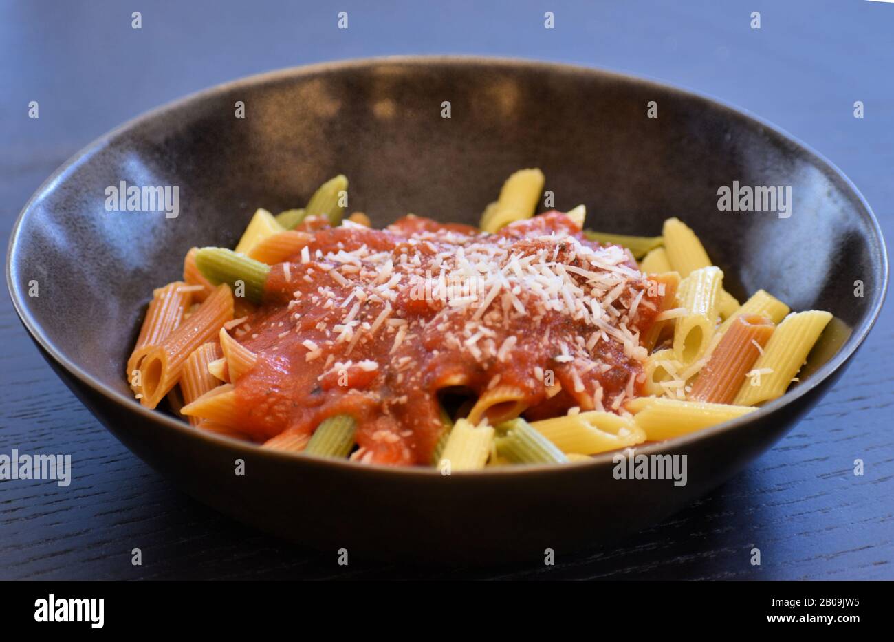 ottimo piatto di pasta a penne a tre colori Foto Stock