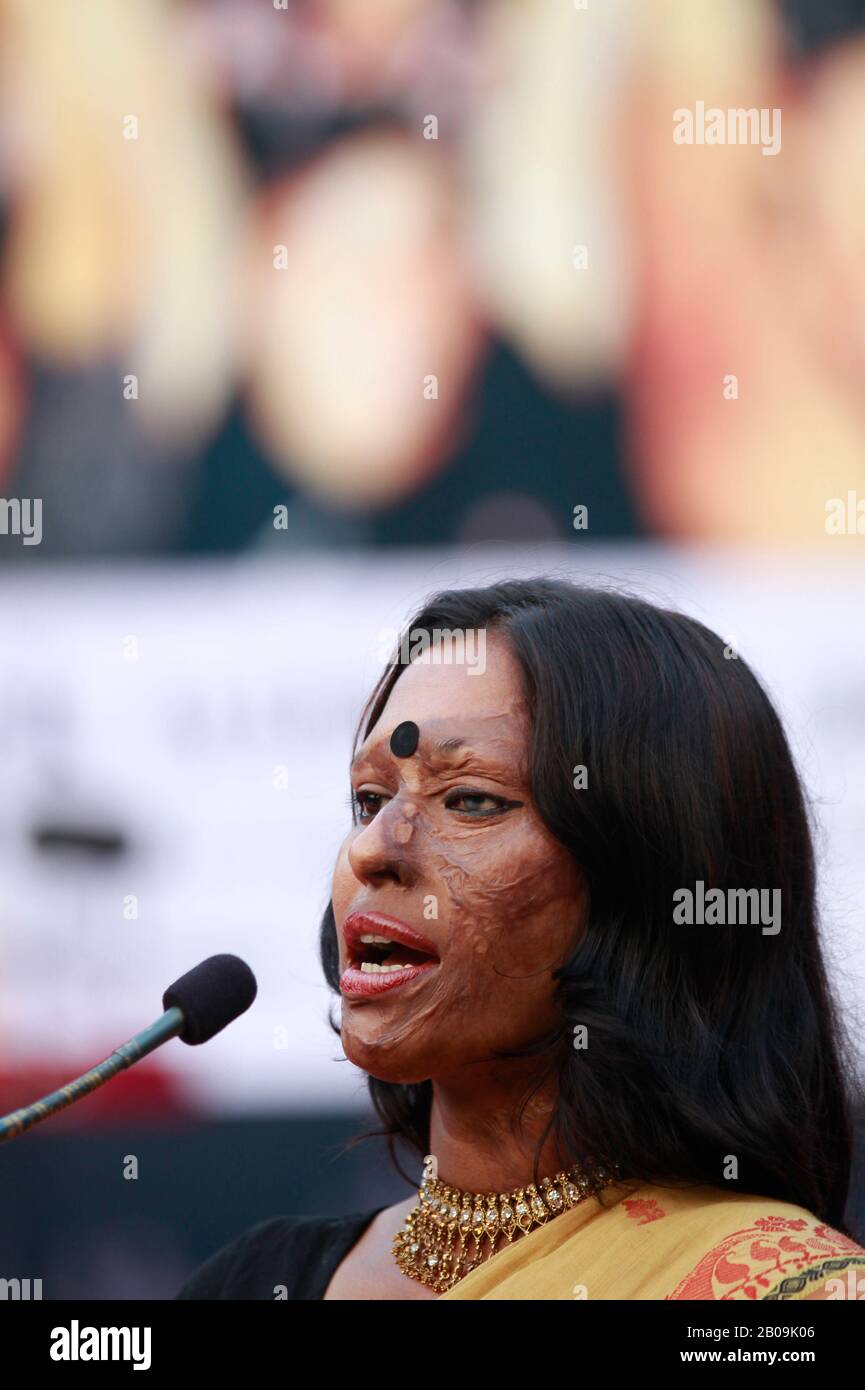 Un sopravvissuto acido parla a un programma di sensibilizzazione contro la violenza acida alla vigilia della Giornata internazionale della donna del 2011, a Dhaka, in Bangladesh. 7 Marzo 2011. Foto Stock