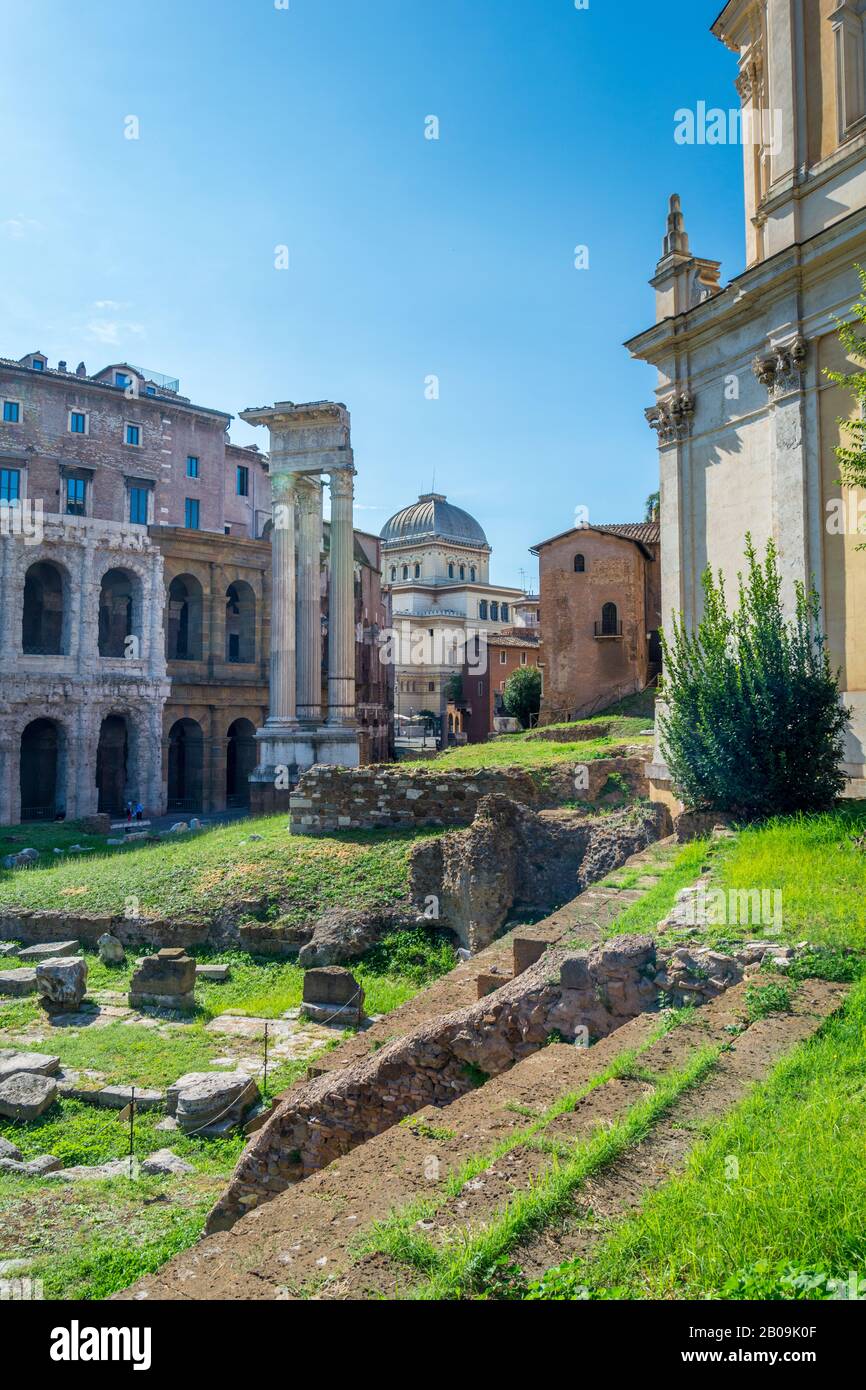 Roma, Italia - 03 ottobre 2018: Visualizza i Templi di Apollo Sosiano e di Bellona Foto Stock