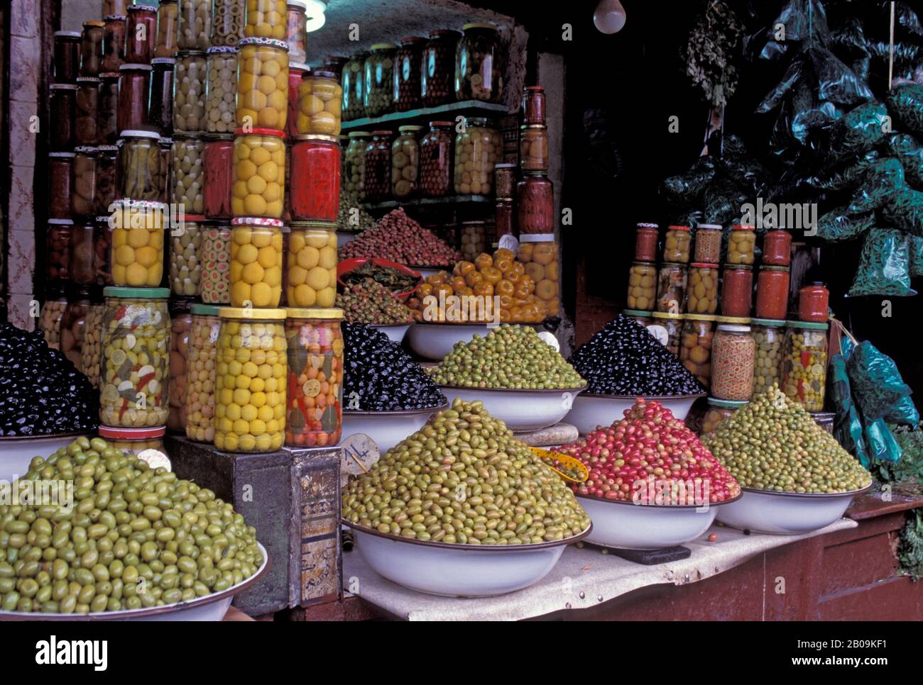 MAROCCO, MARRAKECH, SOUK, OLIVE IN VENDITA Foto Stock