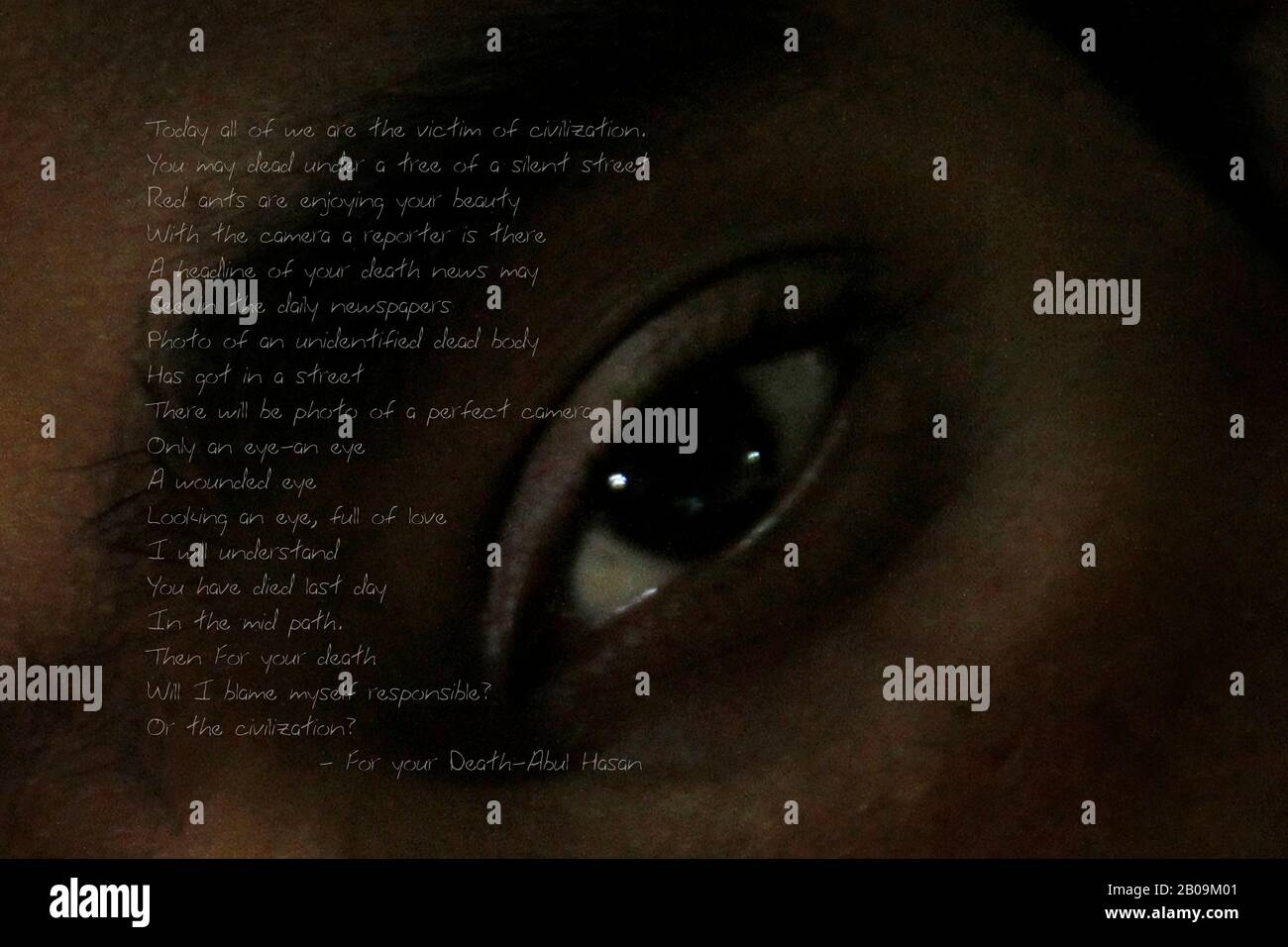 Un primo sguardo di un uomo. Dhaka, Bangladesh. Agosto 28, 2011. Una di una serie di immagini della Photo Story, Tears on Highways, di Noor Alam. Foto Stock