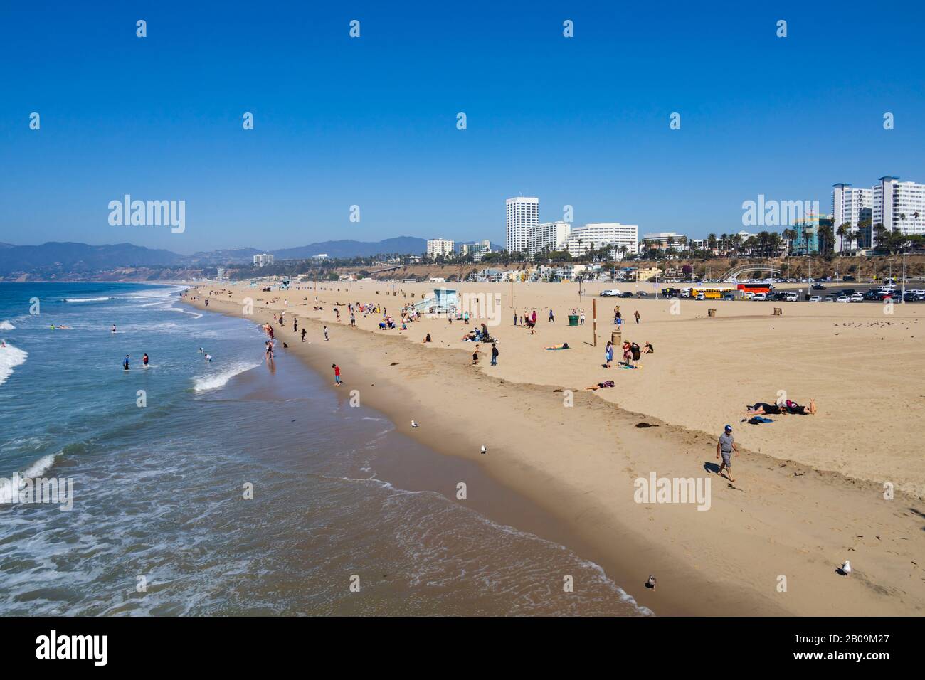 Turisti Sulla Spiaggia Di Santa Monica, Los Angeles, California, Stati Uniti D'America Foto Stock