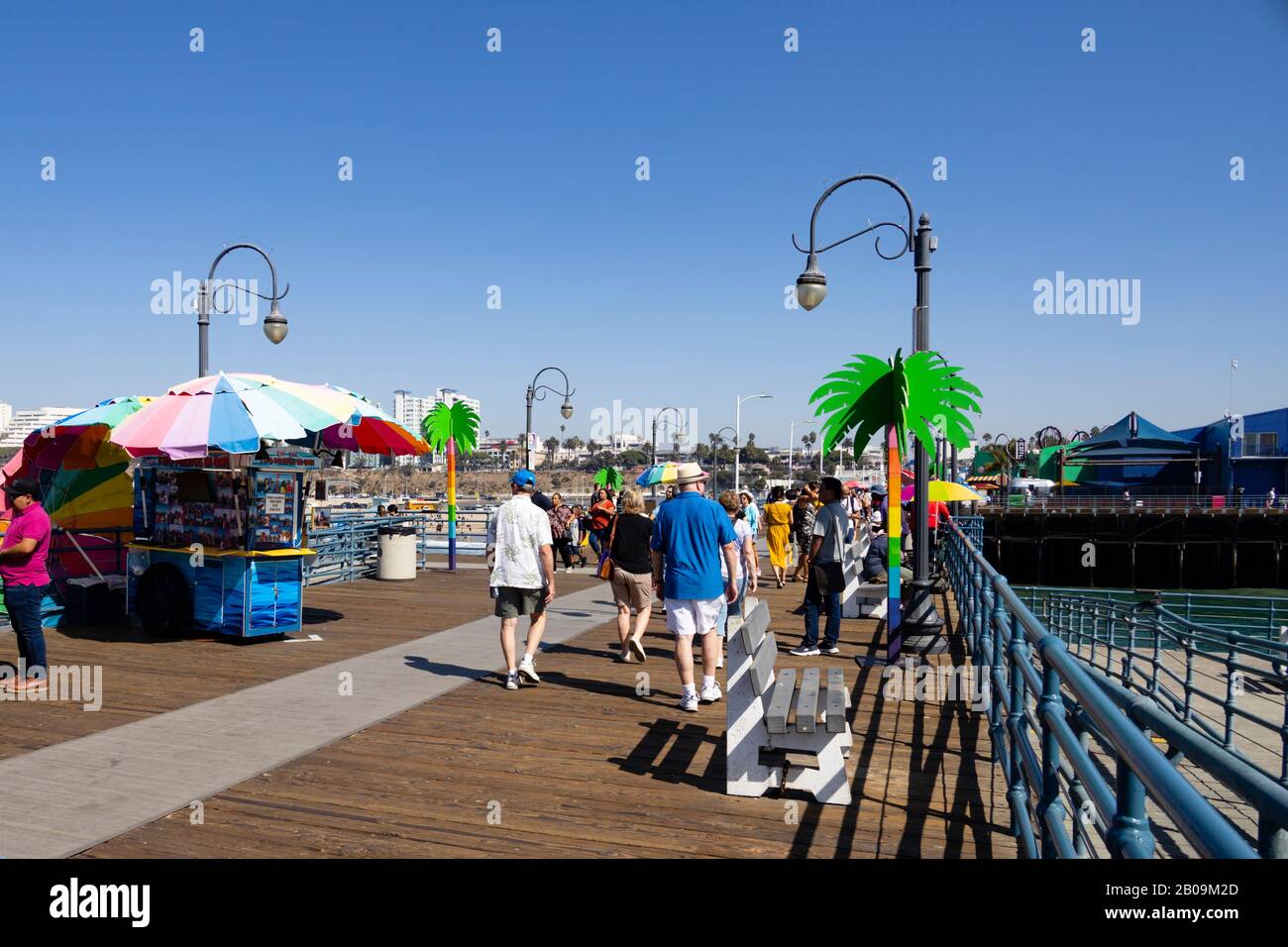 I turisti camminano lungo il molo di Santa Monica, Los Angeles, California, Stati Uniti d'America Foto Stock