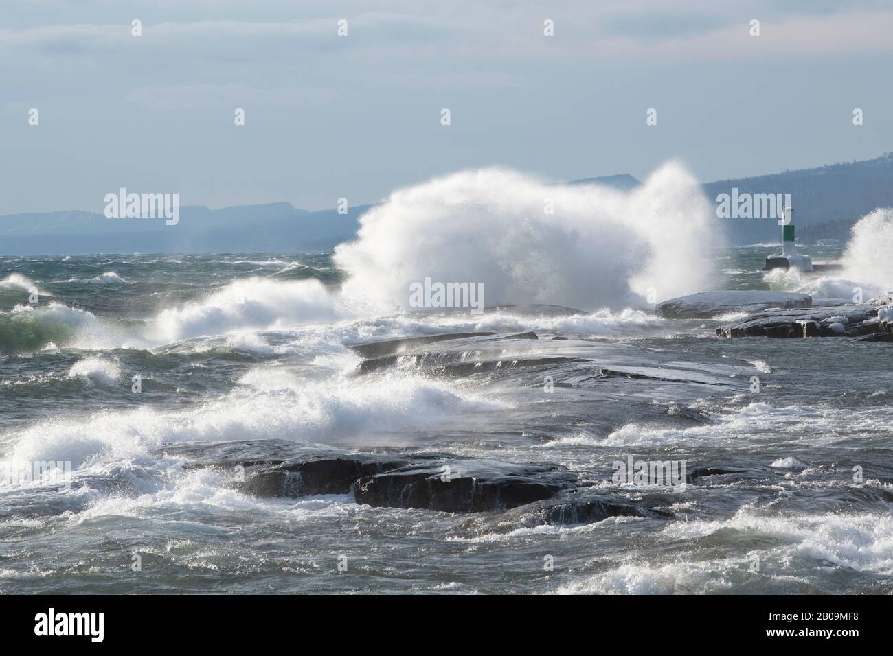 Lago Superior onde battter costa, Artist Point, Grand Marais, Cook County, MN, gennaio, da Dominique Braud/Dembinsky Photo Assoc Foto Stock