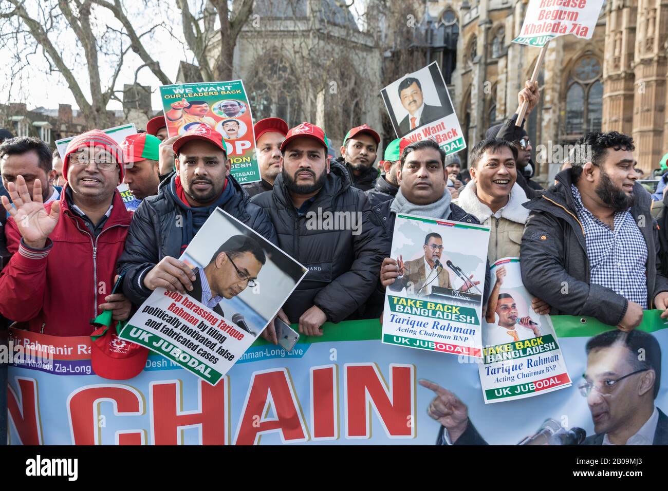 I manifestanti del Bangladesh Nationalist Party e della Jatiyatabadi Jubo dal Youth Wing, protesta del Bangladesh a Westminster, Londra, Regno Unito Foto Stock