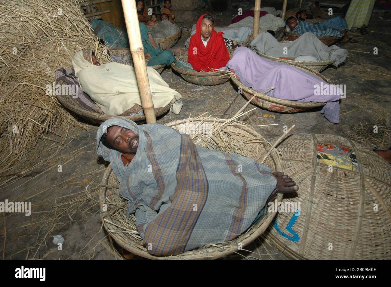 I senzatetto dormono fuori le porte durante l'inverno a Karwan Bazar, Dhaka, Bangladesh. 11 Gennaio 2005. Foto Stock