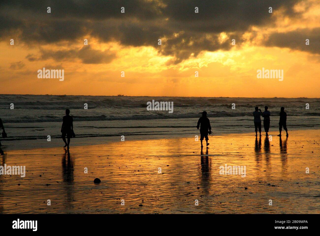 Luce serale nella spiaggia del Mare del Cox's Bazaar, Bangladesh. Luglio 13, 2007. Foto Stock