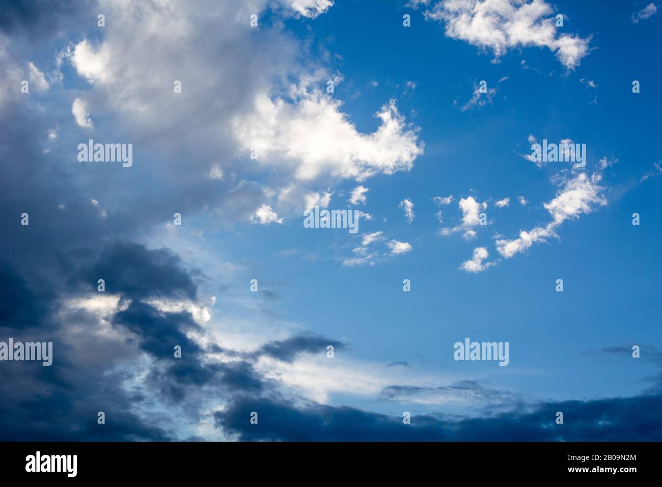 Cielo e nubi in rilievo come sfondo. Foto Stock