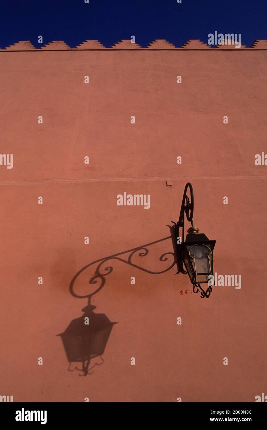 MAROCCO, MARRAKECH, PIAZZA DELLA MOSCHEA DI KOUTOUBIA, LAMPADA IN FERRO BATTUTO, OMBRA Foto Stock