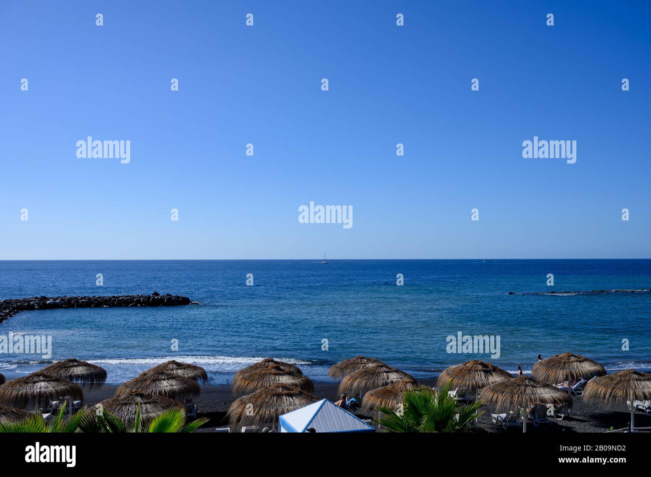 Tutto l'anno sole destinazione di viaggio in Europa, blu oceano acqua sulla spiaggia Playa del Duque in Costa Adeje, Tenerife isola, Canarie, Spagna Foto Stock