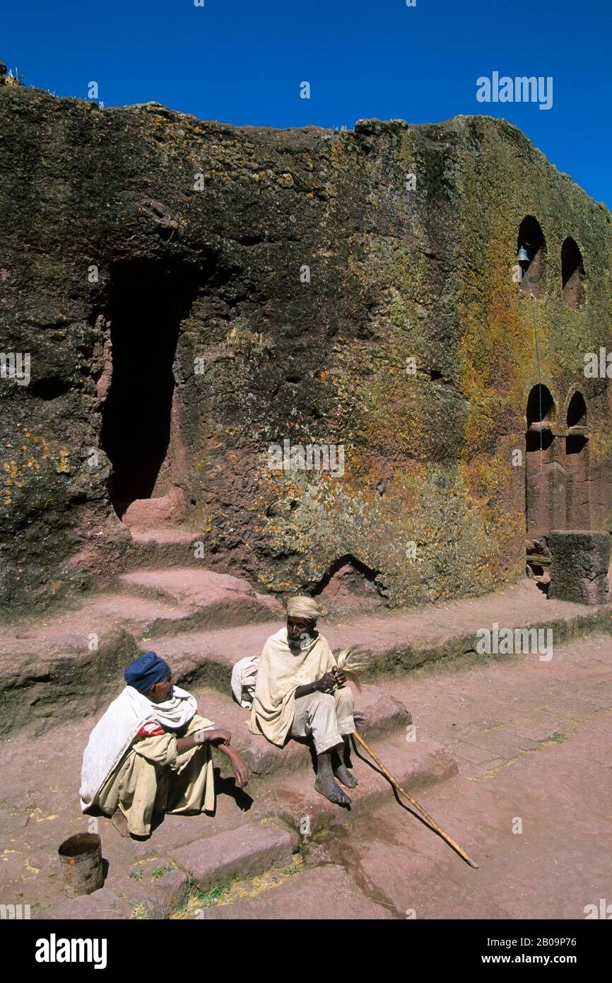 ETIOPIA, LALIBELA, PATRIMONIO MONDIALE DELL'UNESCO, CHIESA SCOLPITA NELLA ROCCIA, POPOLAZIONE LOCALE Foto Stock