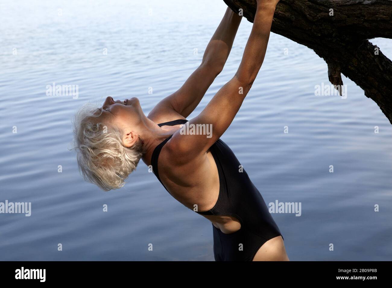 bellissima donna di 65 anni che nuotava nel lago Foto Stock