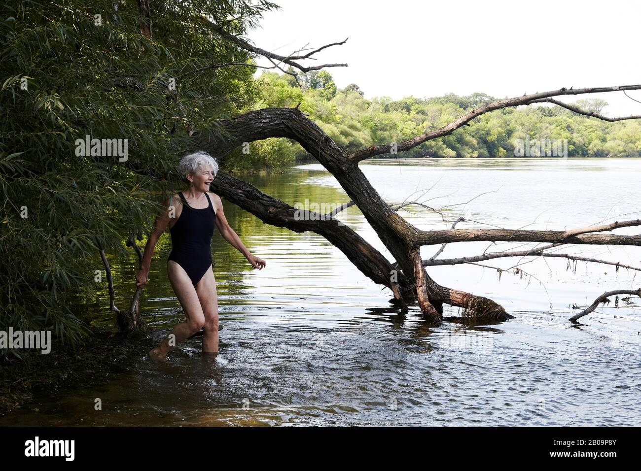 bellissima donna di 65 anni che nuotava nel lago Foto Stock