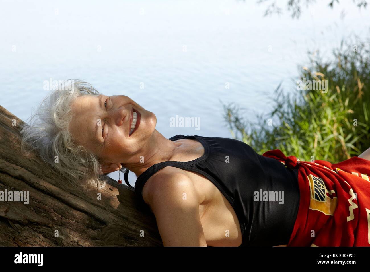 bellissima donna di 65 anni che nuotava nel lago Foto Stock