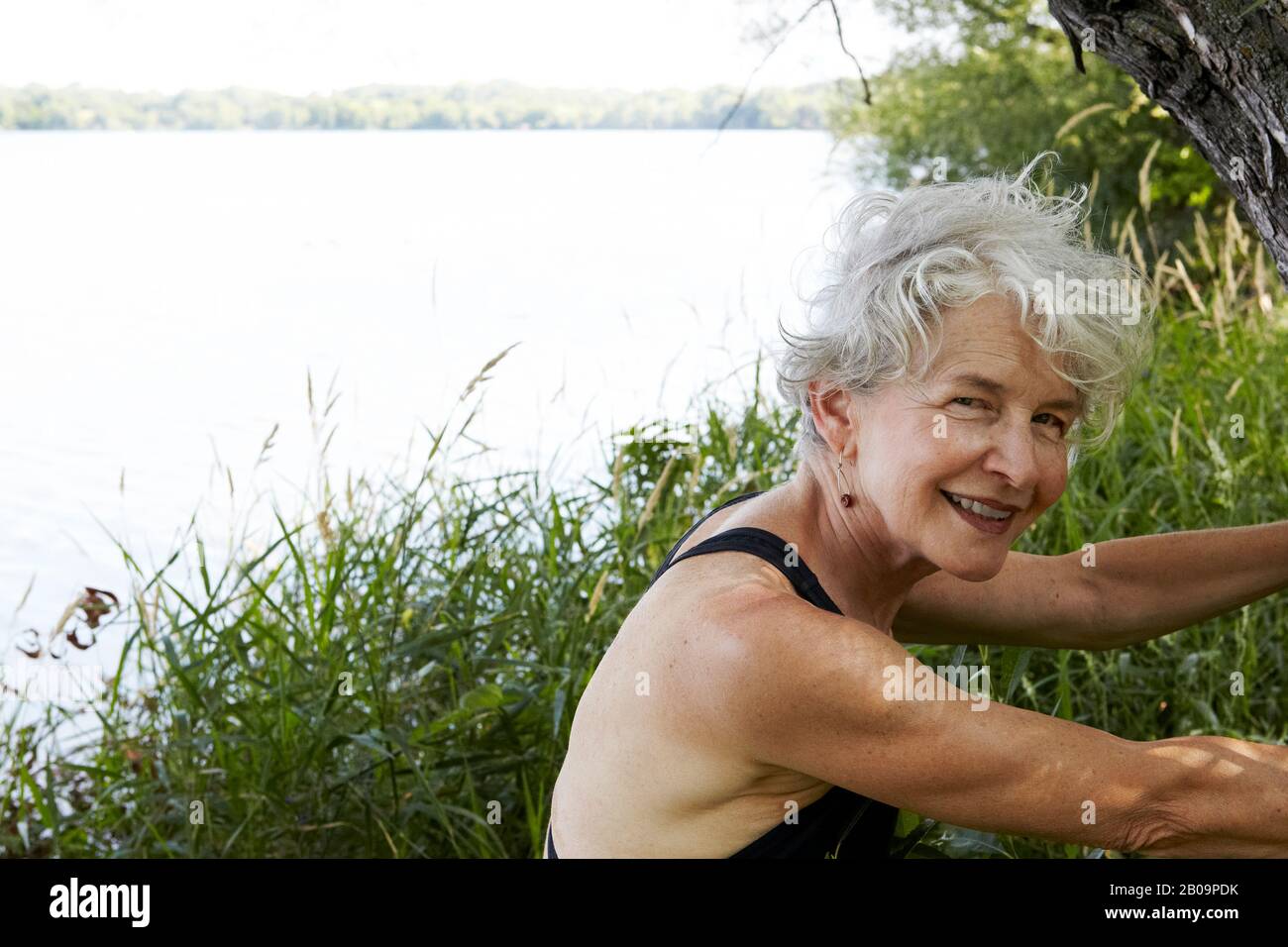 bellissima donna di 65 anni che nuotava nel lago Foto Stock