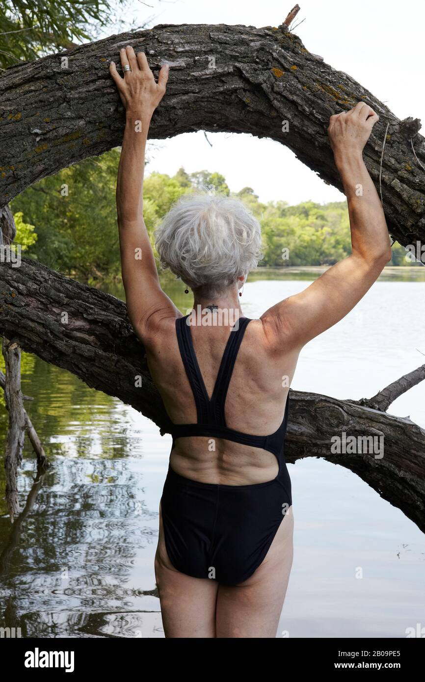 bellissima donna di 65 anni che nuotava nel lago Foto Stock