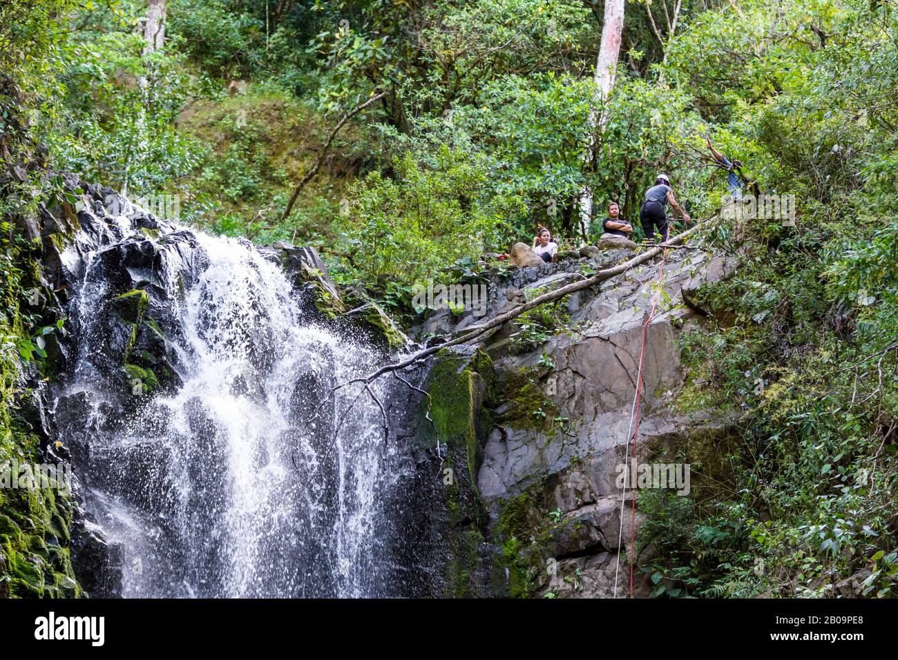 Avventura turistica in Costa Rica tropicale mentre si abbattere una bella cascata profonda nelle montagne del sud del paese Foto Stock