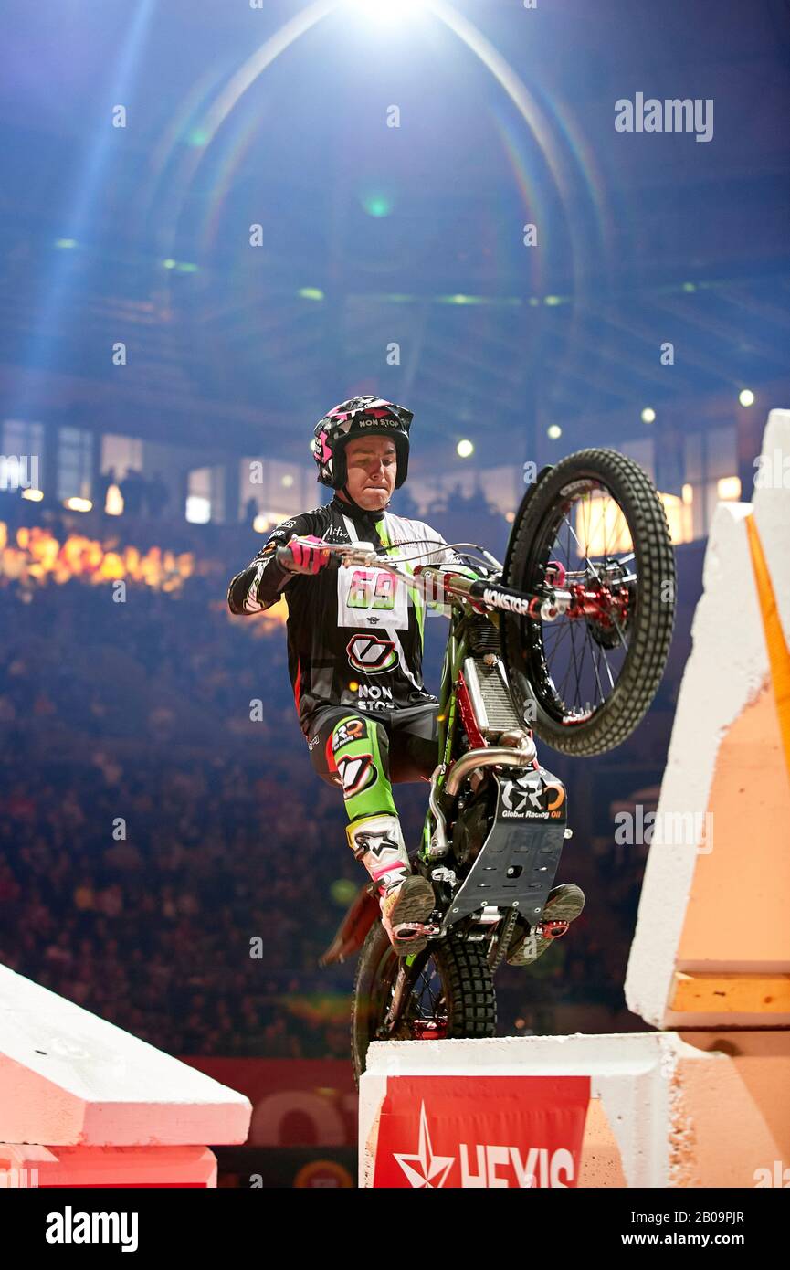 2nd Febbraio 2020; Palau Sant Jordi, Barcellona, Catalogna, Spagna; X Trail Mountain Bike Championships; Jaime Busto (Spagna) del Vertigo Team in azione durante la prova X indoor Barcelona Credit: Pablo Guillen/Alamy Live News Foto Stock