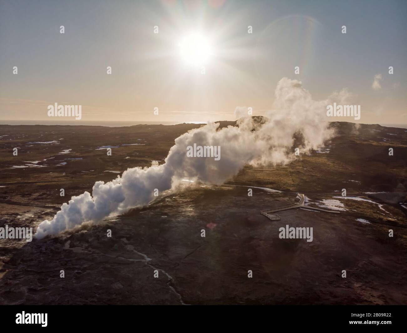 Islanda - nuvola di vapore Di Zolfo nel paesaggio vulcanico con tramonto Foto Stock