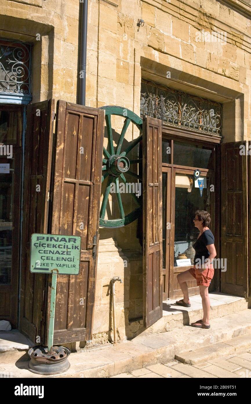 Negozio Di Antiquariato, Selimiye Sokak, Nicosia Nord, Cipro Settentrionale. MODELLO RILASCIATO Foto Stock