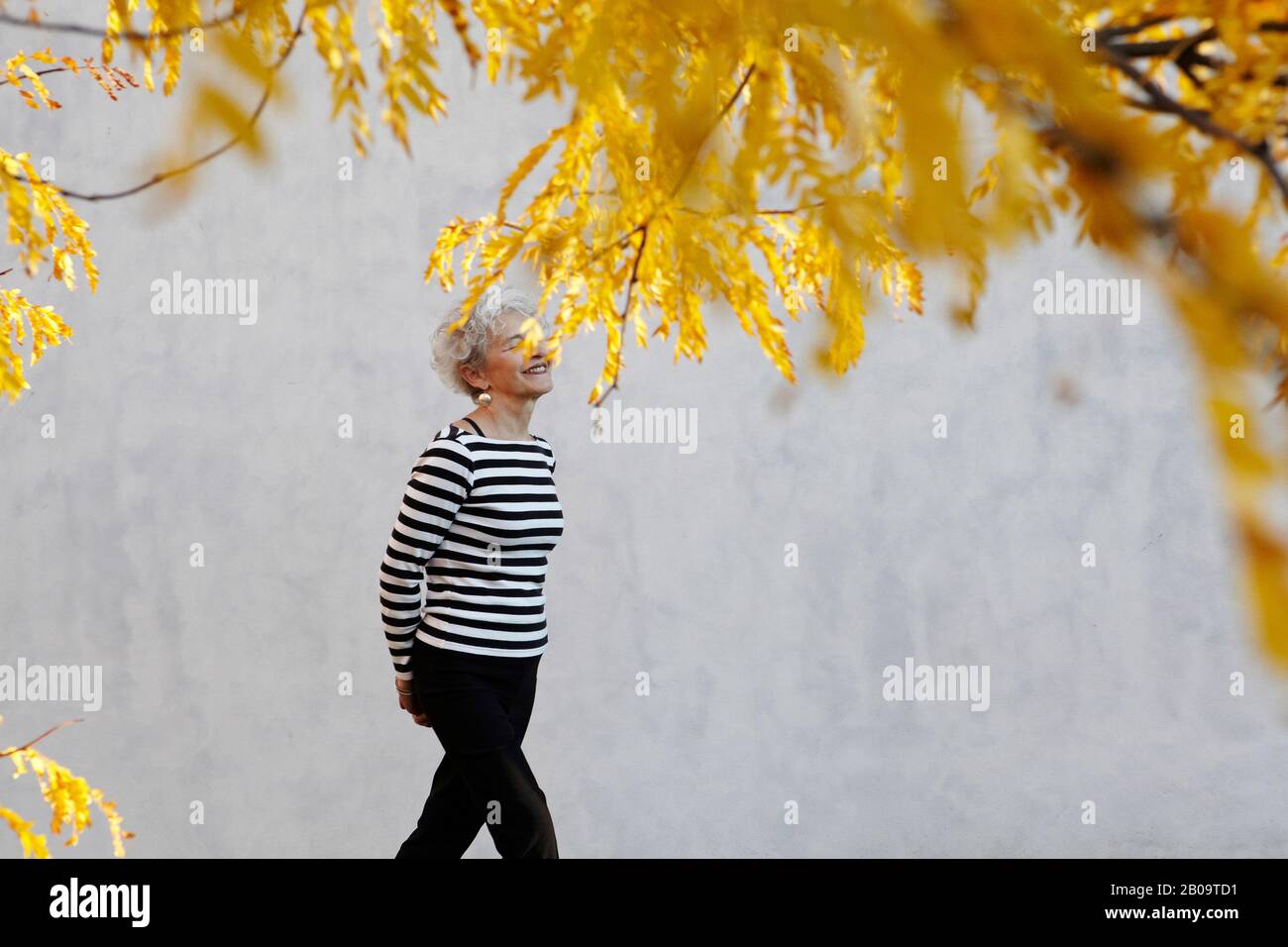 donna attiva anziano che prende una camminata vigorosa Foto Stock