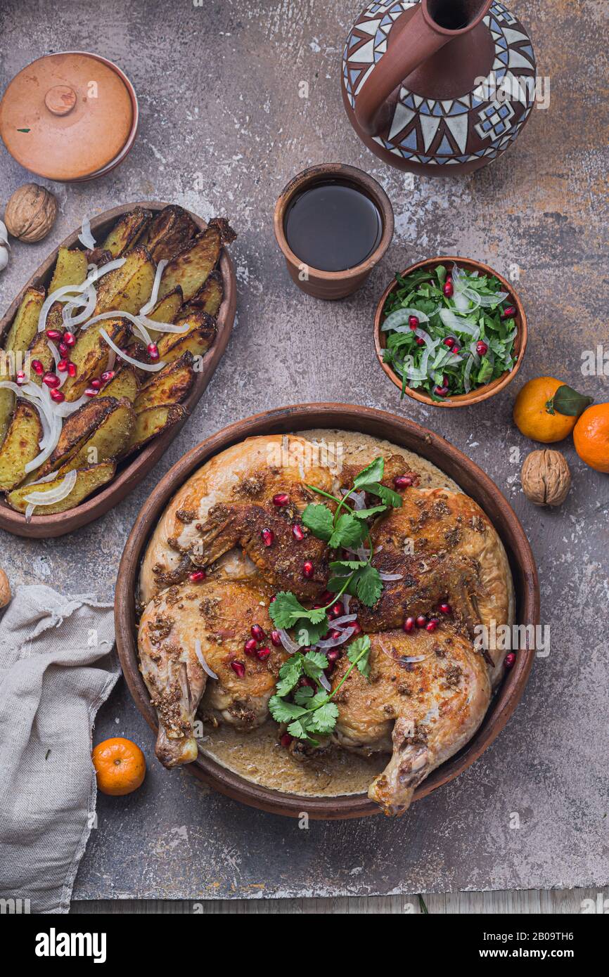 Pan pollo fritto con salsa alla crema, patate e insalata Foto Stock