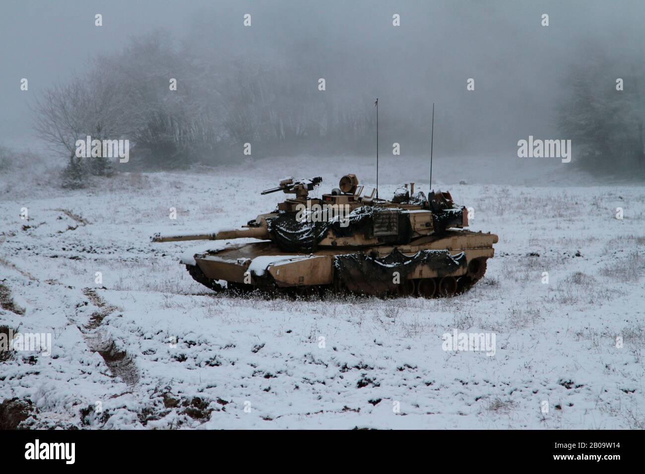 Soldati dell'esercito degli Stati Uniti del 2nd Armored Brigade Combat Team, 1st Cavalry Division, MAN a M1A2 Abrams Tank durante l'esercizio della NATO Ha Combinato Resolve XIII nell'Area di addestramento Hohenfels 29 gennaio 2020 a Hohenfels, Germania. Foto Stock