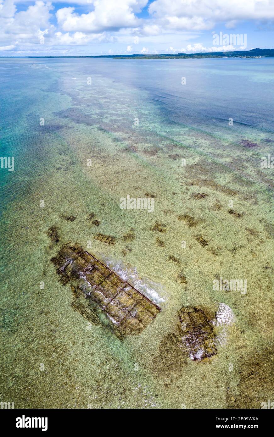 Una veduta aerea dei resti di un naufragio sulla barriera corallina esterna fuori dall'isola di Yap, Micronesia. Foto Stock