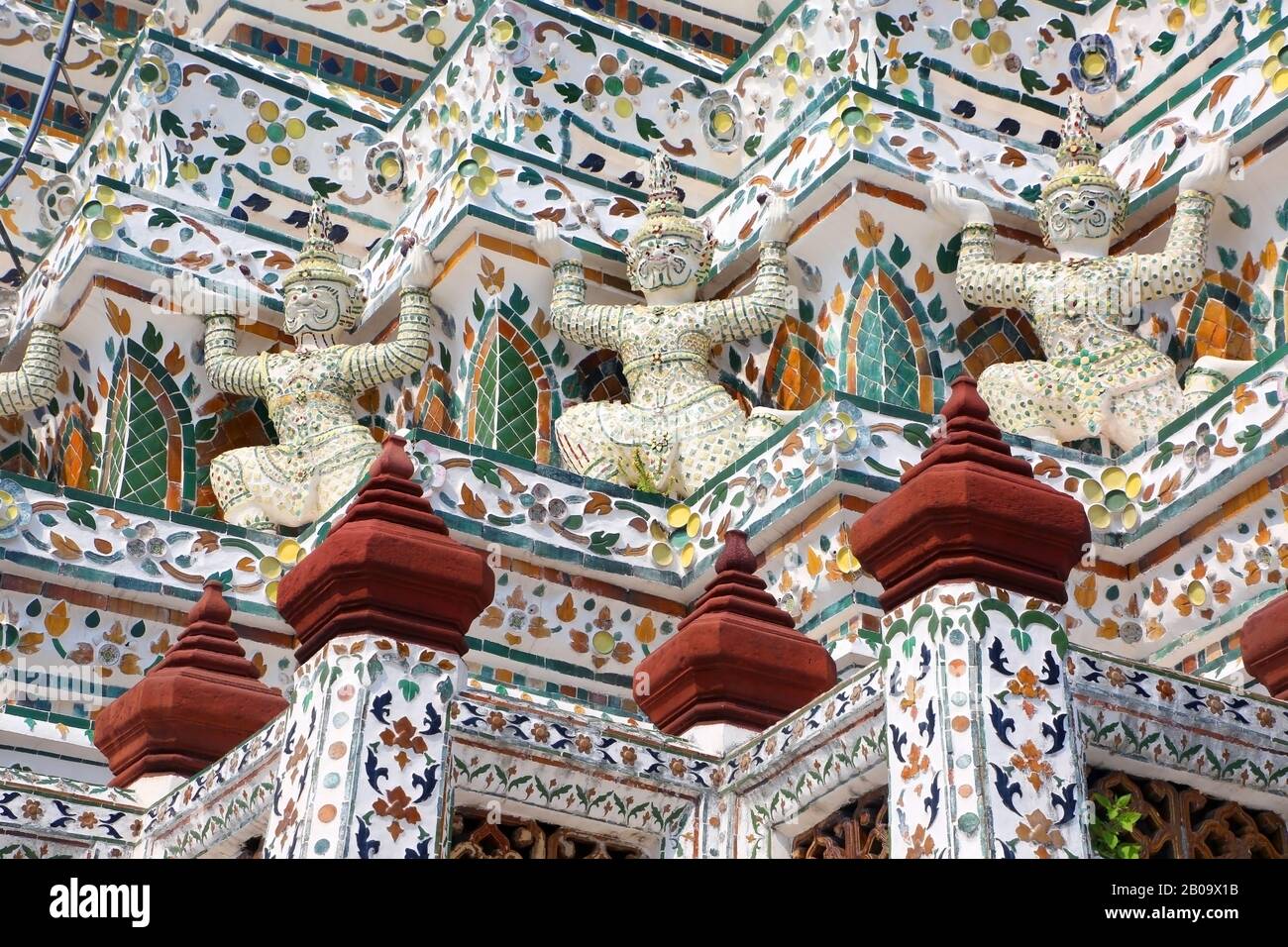 Close up intricato design & figure la decorazione di Wat Arun o il tempio dell'alba, Bangkok, Thailandia. Foto Stock