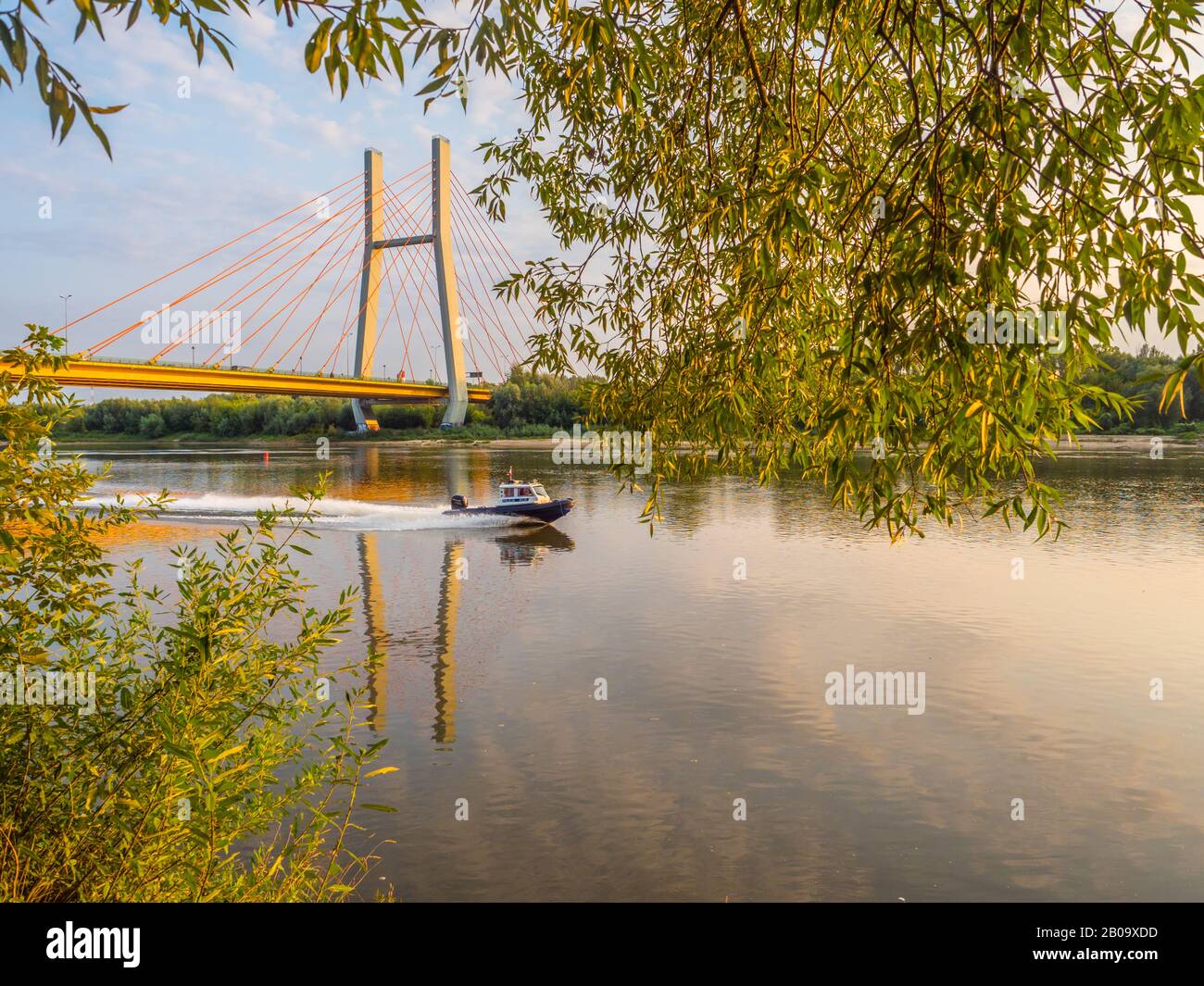 Varsavia, Polonia - 25 agosto 2018: Ponte Siekierkowski sul fiume Vistola e motoscafo di polizia, Varsavia. Europa Orientale. Foto Stock