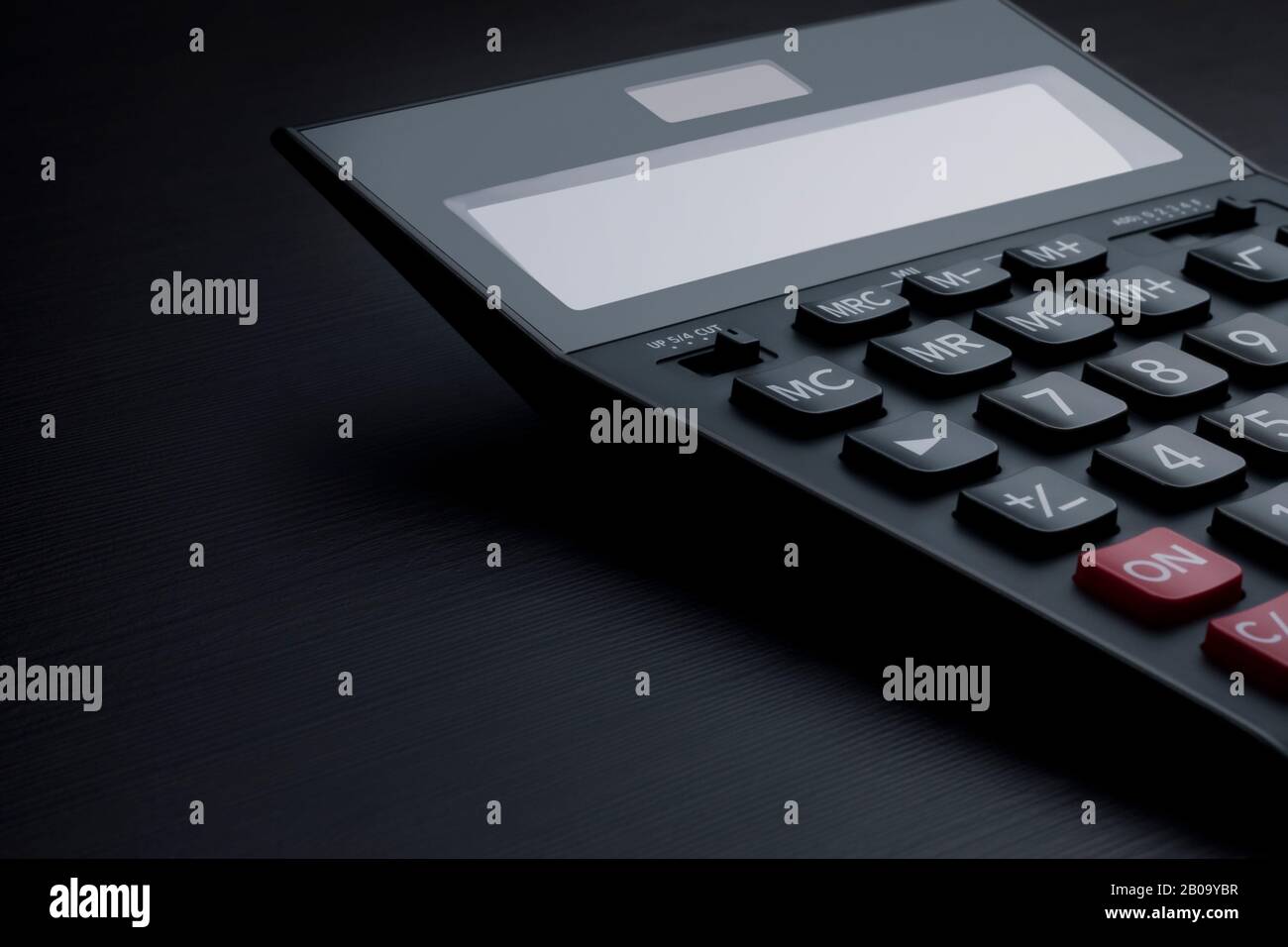 Primo piano vista laterale su un grande calcolatore di contabilità nero con schermo vuoto e spazio di copia. Analisi dei profitti e del mercato, calcolo delle imposte e delle spese Foto Stock