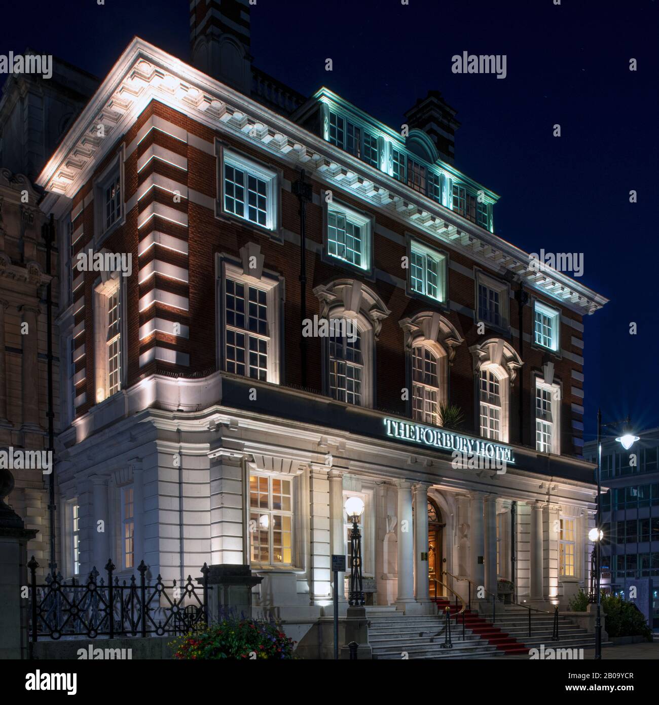 Edificio illuminati di notte Foto Stock