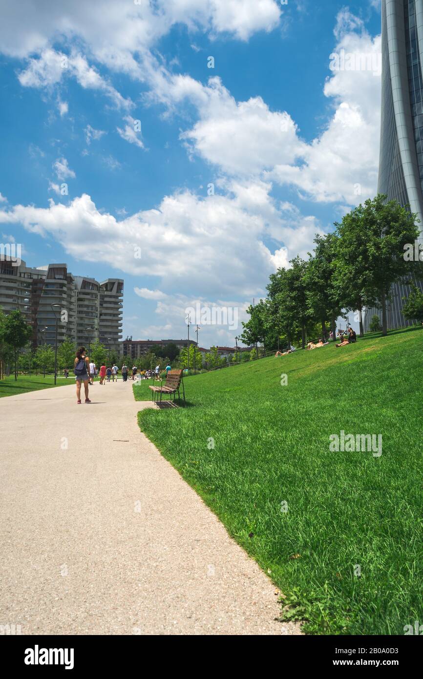 Milano, Italia - 23 giugno 2018: Una passeggiata nel quartiere commerciale City Life di Milano in una giornata di sole. Foto Stock