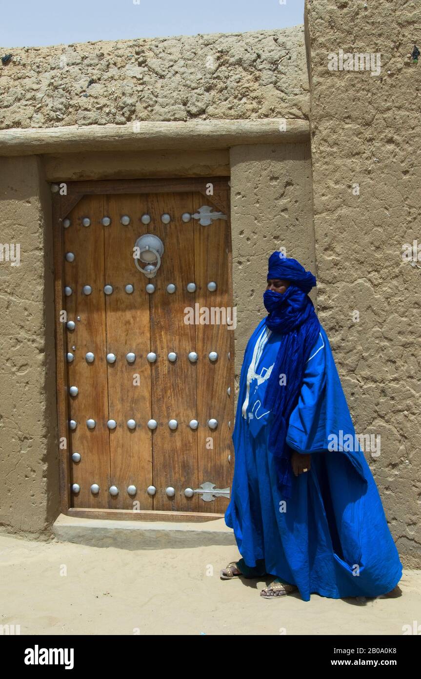 AFRICA, MALI, TIMBUKTU, CITTÀ AI MARGINI DEL DESERTO DEL SAHARA, MOSCHEA SANKORE, INIZIO 15TH SECOLO, TUAREG UOMO, PORTA Foto Stock