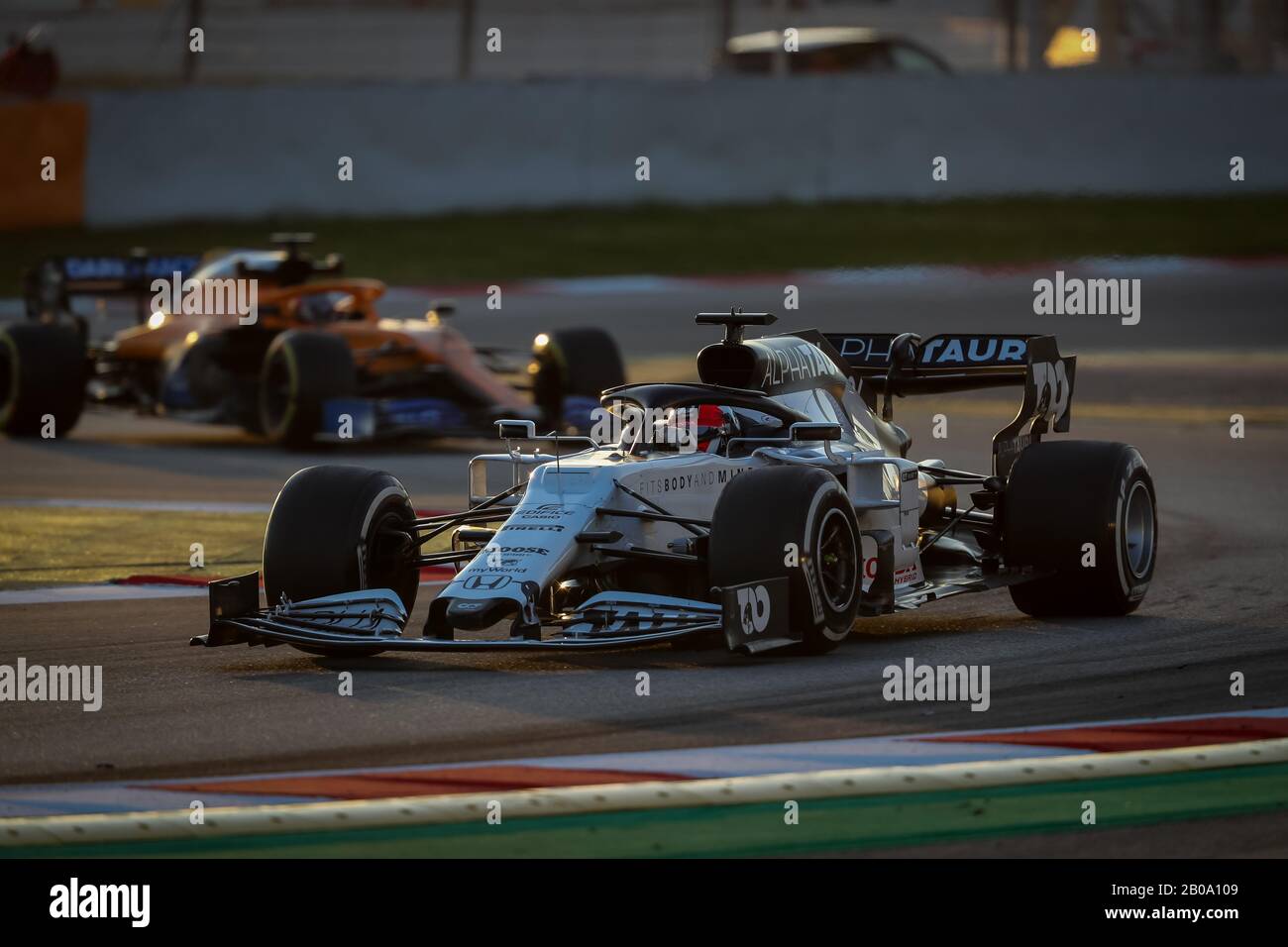 Daniil Kvyat di Alpha Tauri visto in azione durante la sessione pomeridiana del primo giorno di F1 Test Days nel circuito di Montmelo. Foto Stock