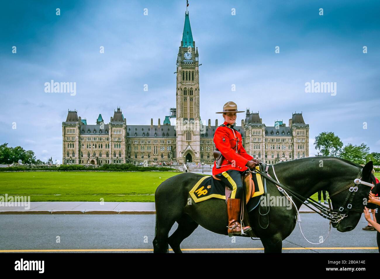 Parliament Hill, Ottawa, Ontario, Canada, agosto 2005 - ufficiale di polizia montato Royal canadese femmina a cavallo di fronte all'edificio del parlamento Foto Stock