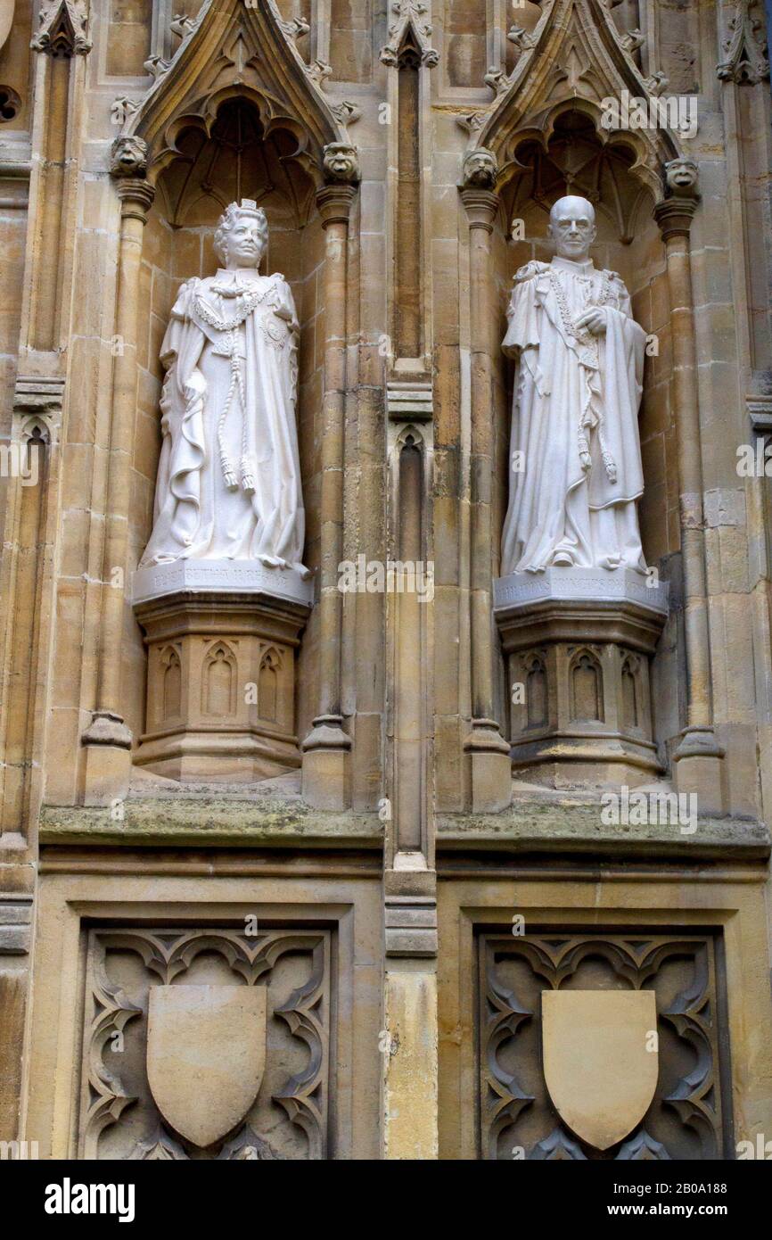 Statue della Regina Elisabetta II e del Principe Filippo, Duca di Edimburgo, vicino alla porta ovest della Cattedrale di Canterbury a Canterbury, Kent, Inghilterra Foto Stock