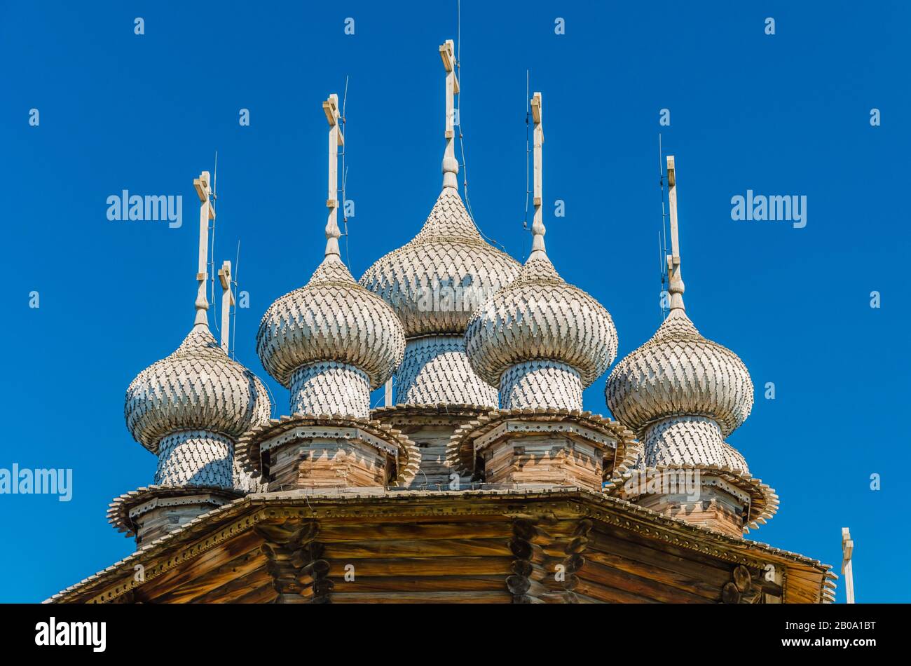 La corona a dieci teste della Chiesa Ortodossa Dell'Intercessione della Vergine Santa sull'Isola di Kizhi. L'architettura in legno popolare unica del 18th ce Foto Stock