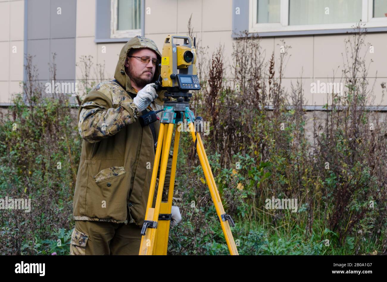 San Pietroburgo, Russia, 23 ottobre 2018 - operatore topografico con teodolite Foto Stock