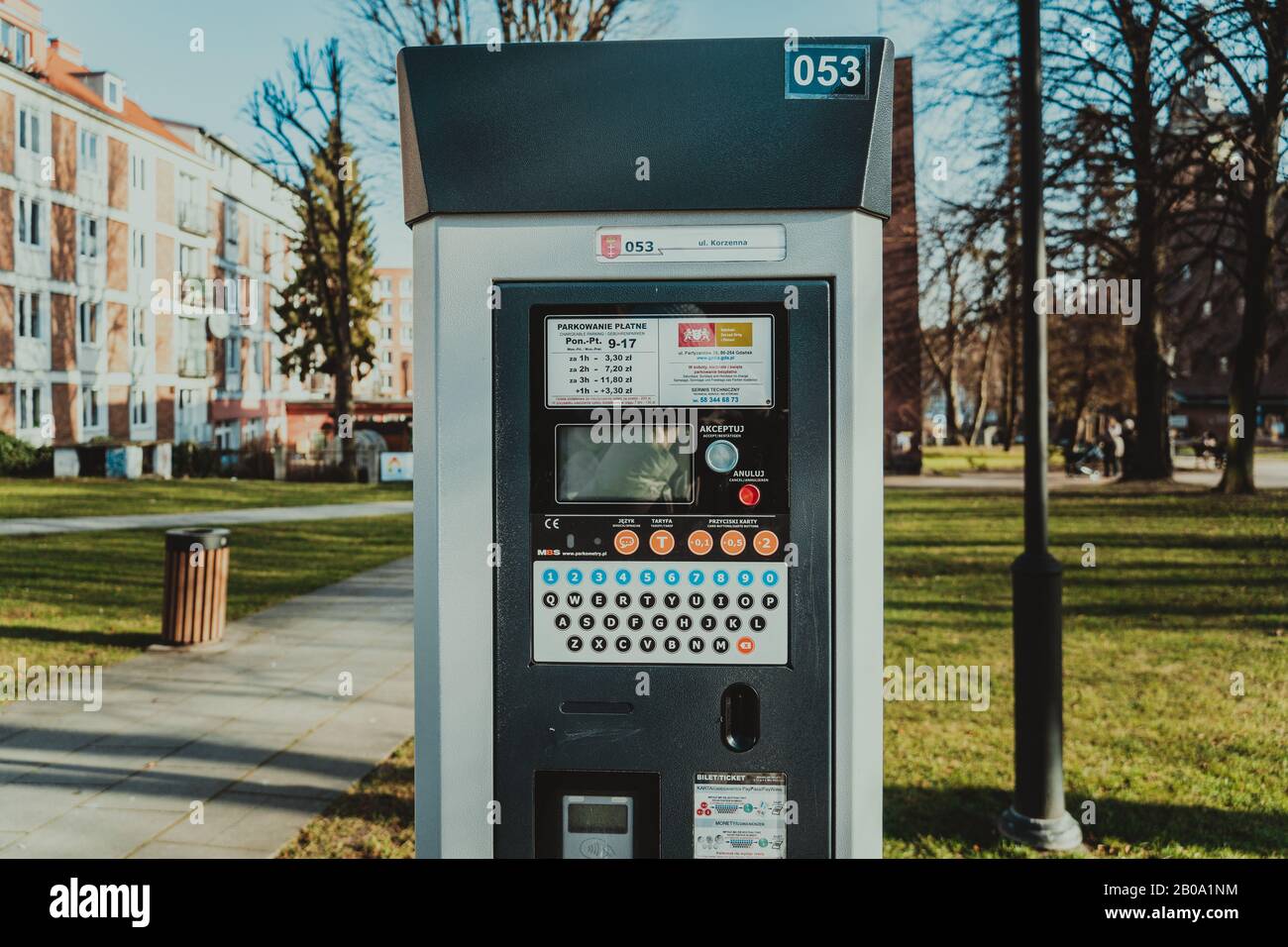 Pagamento per parcheggio nella città di Danzica, Polonia, l'8 febbraio 2020. Una persona utilizza la carta di credito monobanca per il pagamento nfc nel parcheggio. Pagato Foto Stock