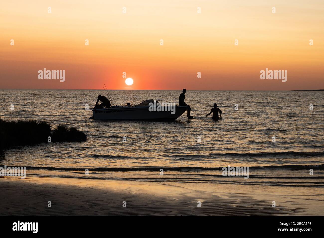 La gente che scende di una barca durante il tramonto in Uruguay Foto Stock