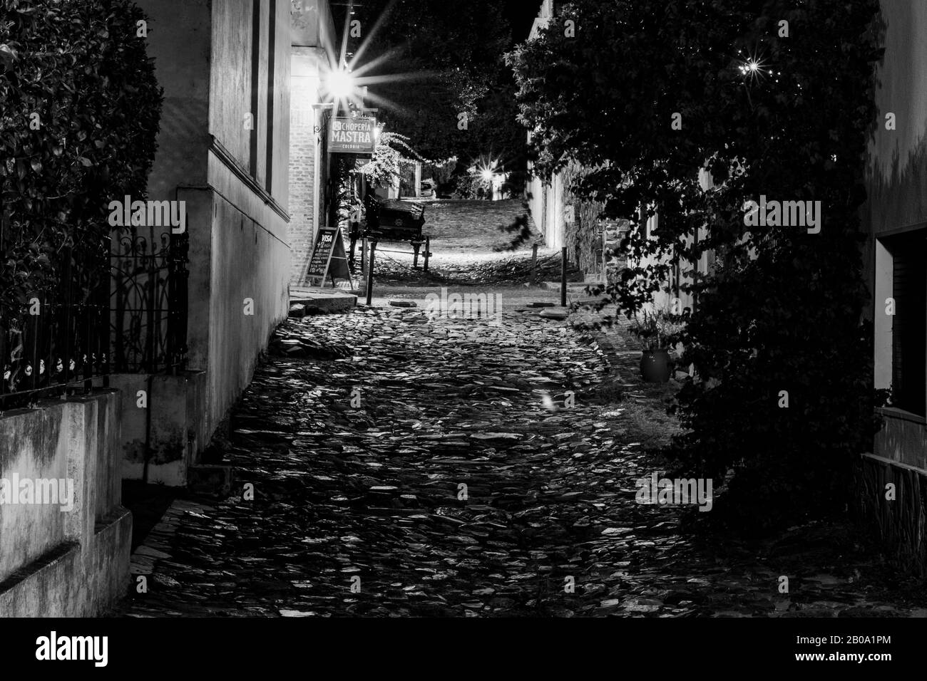 Un vicolo di notte in Colonia, Uruguay Foto Stock